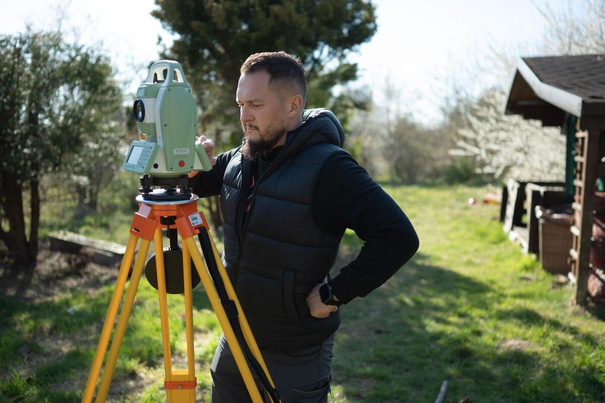 Geodeta przy pracy z tachimetrem Leica RTS392