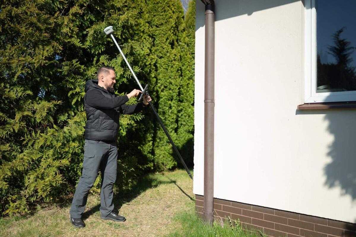 Pomiary GNSS przy budynku - inwentaryzacja powykonawcza