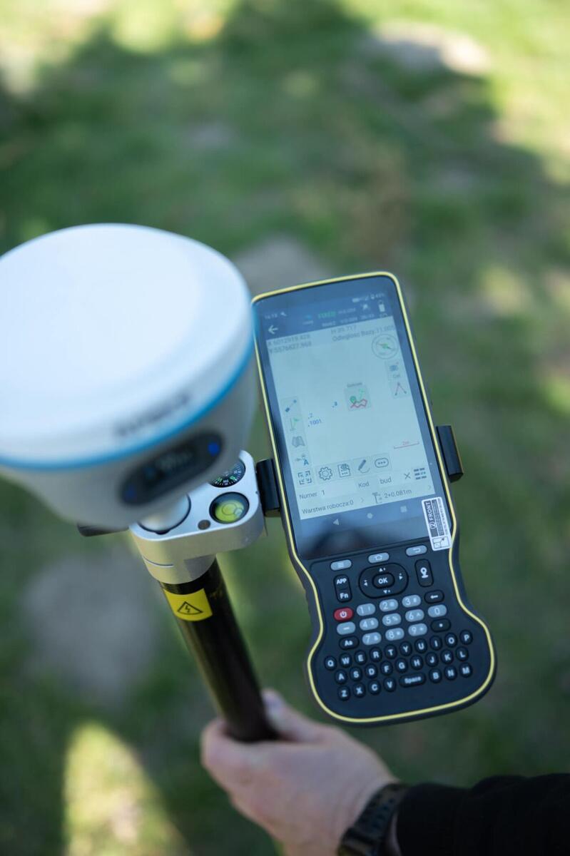 Odbiornik GNSS z kontrolerem polowym podczas pomiarów