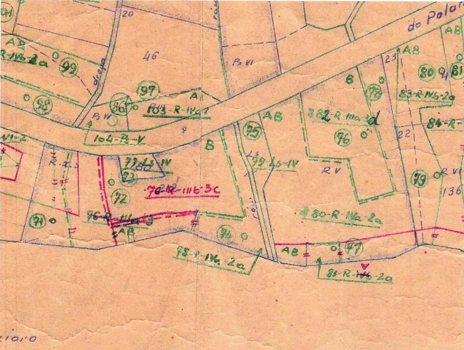 Archiwalna mapa z konturami klasyfikacyjnymi - ręcznie naniesione oznaczenia klas gruntów na starym katastrze