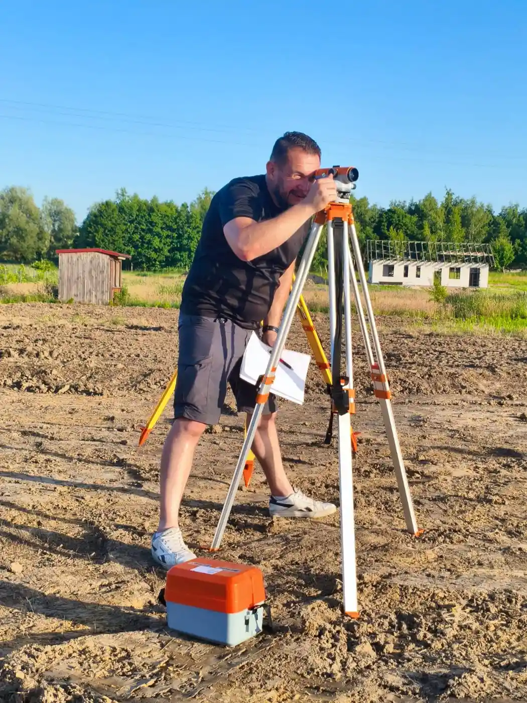 Określenie wysokości projektowanego poziomu podłogi za pomocą niwelatora