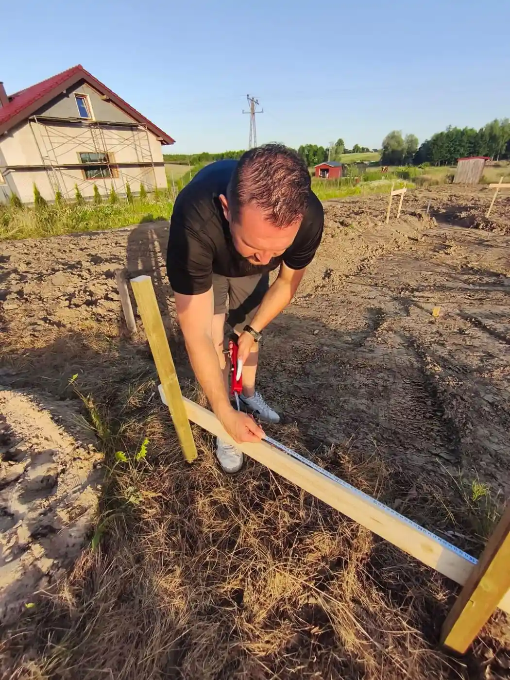 Pomiar kontrolny odległości między wytyczonymi wkrętami taśmą stalową