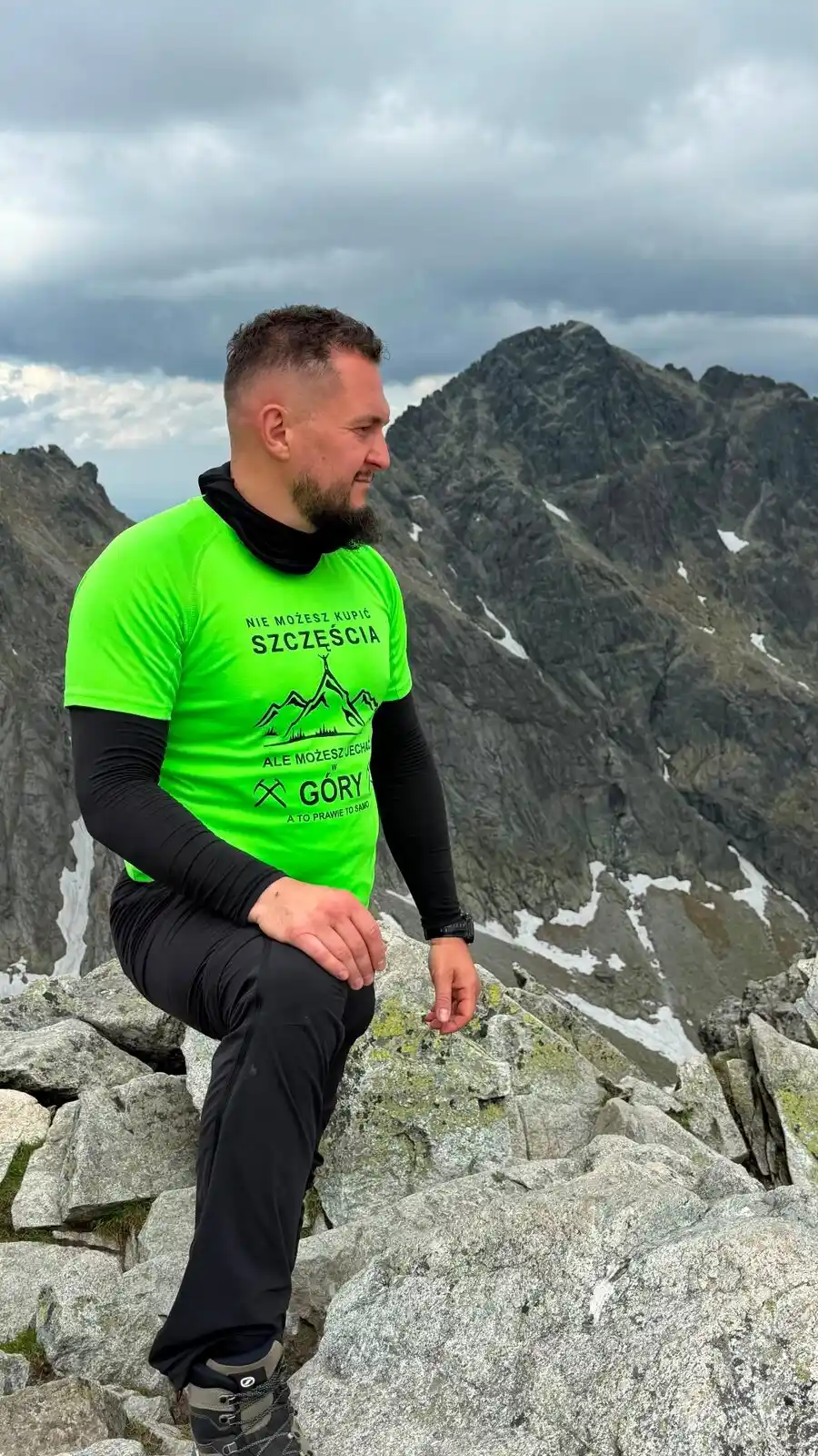 Tomasz Kępka w Tatrach na tle granitowej grani - geodeta z pasją do gór